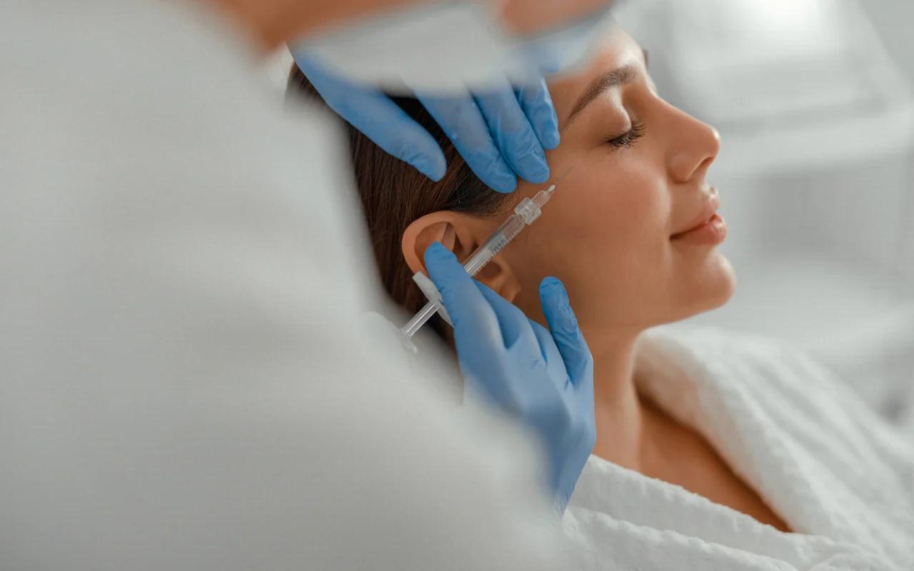 Expert injector performing cosmetic injectable treatment at Evolve Health Saint Cloud FL Expert injector performing cosmetic injectable treatment at Evolve Health Saint Cloud FL